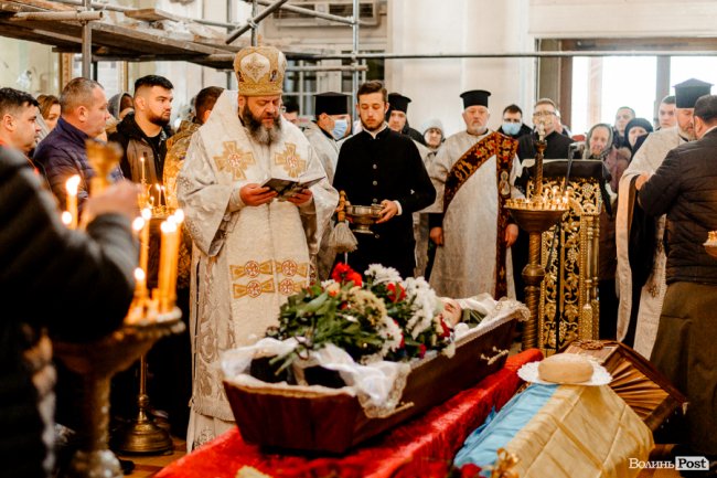 «Вивільнюємося ціною життя Героїв»: у Луцьку попрощалися із Владиславом Недільком. ФОТО