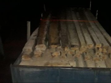 Поблизу українсько-білоруського кордону затримали вантажівку з деревиною