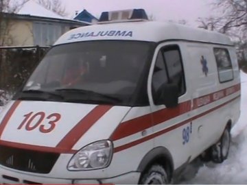 У Луцьку на Чернишевського «швидка» застрягла у заметі 