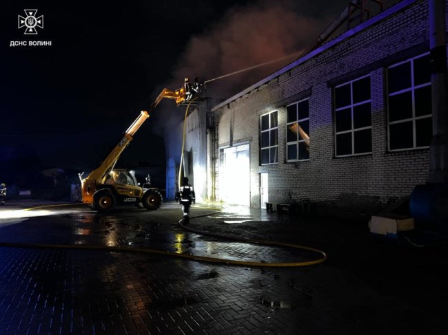 Показали, як рятувальники ліквідовують наслідки ворожого обстрілу на Волині. ФОТО