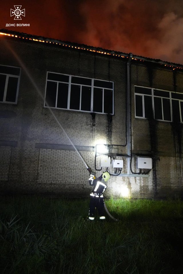 Показали, як рятувальники ліквідовують наслідки ворожого обстрілу на Волині. ФОТО