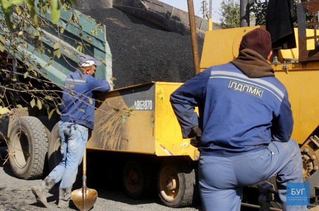 В місті на Волині активно асфальтують вулиці. ФОТО