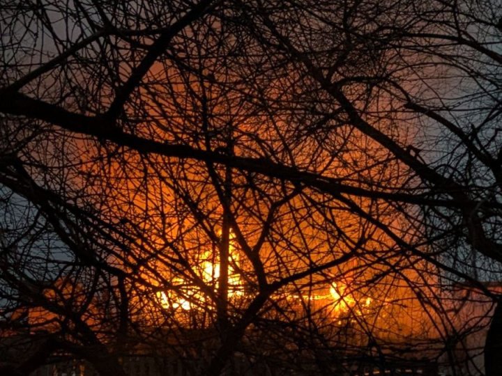 Біля Луцька небайдужа сусідка врятувала кілька сімей, які спали в палаючому будинку. ФОТО