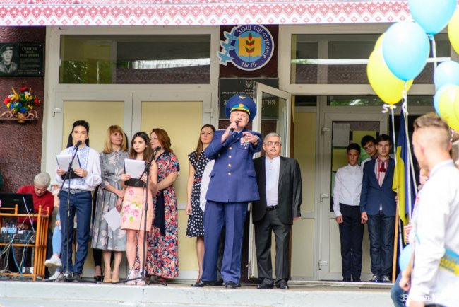 Без пафосу, але з патріотизмом: останній дзвоник у луцькій школі №15. ФОТО