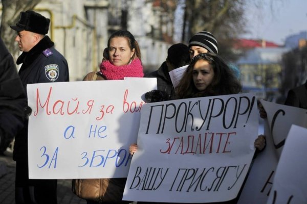 Як прокуратурі Луцька дарували портрети Януковича. ФОТО