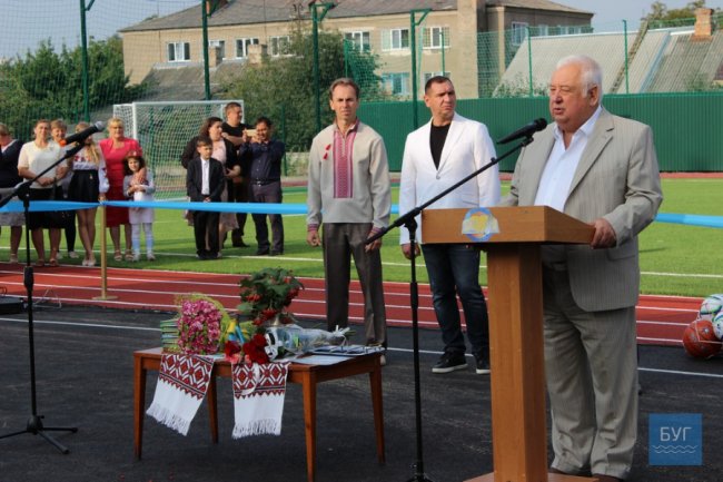 Вишиванки, квіти, бантики: у Володимирі пролунав перший дзвоник. ФОТО