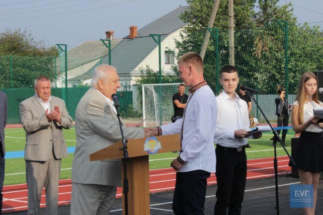Вишиванки, квіти, бантики: у Володимирі пролунав перший дзвоник. ФОТО