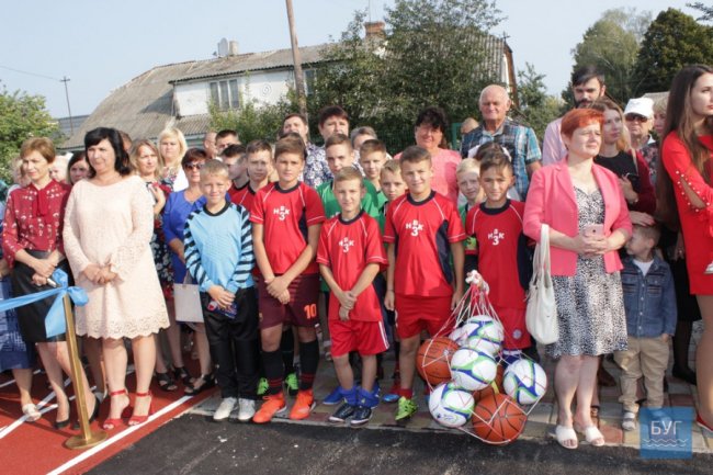 Вишиванки, квіти, бантики: у Володимирі пролунав перший дзвоник. ФОТО