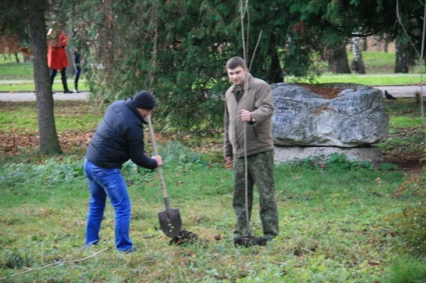 Як луцька міліція садила дерева. ФОТО
