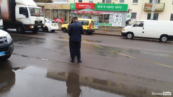 У Луцьку таксист не зміг обігнати тролейбус. ФОТО 