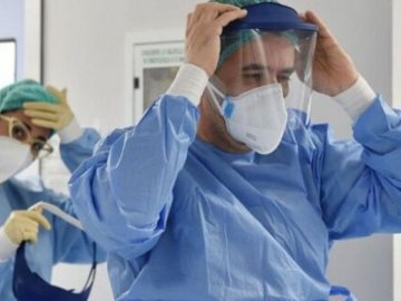 Лукашенко заборонив повертатися лікарям, які виїхали з країни