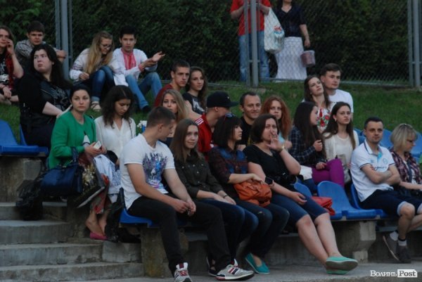 У Луцьку відкрили сезон нічного кіно просто неба. ФОТО