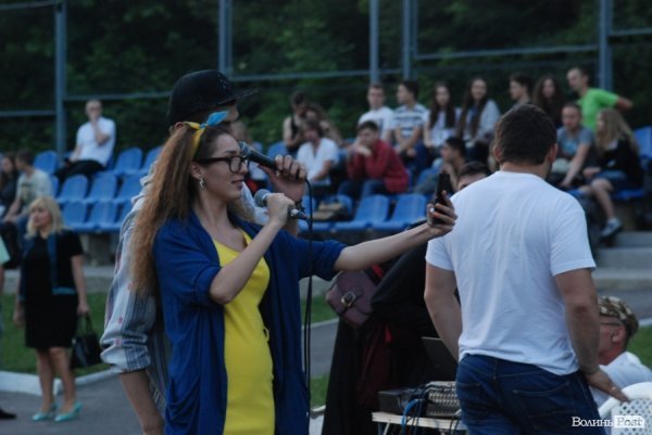 У Луцьку відкрили сезон нічного кіно просто неба. ФОТО