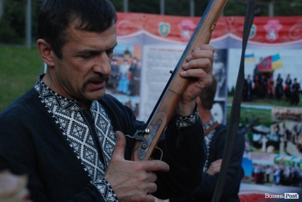 У Луцьку відкрили сезон нічного кіно просто неба. ФОТО