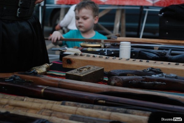 У Луцьку відкрили сезон нічного кіно просто неба. ФОТО