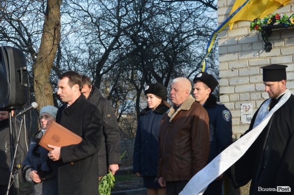 На будинку, в якому жив загиблий в АТО лучанин Віталій Махновець, відкрили пам’ятну дошку.ФОТО