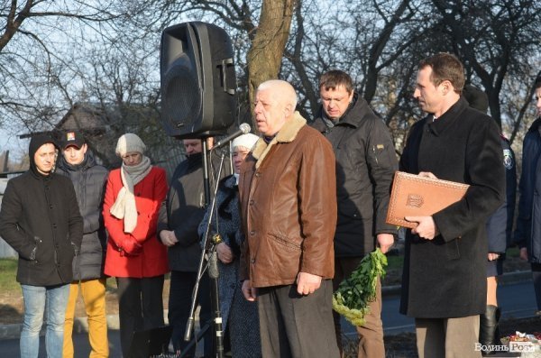 На будинку, в якому жив загиблий в АТО лучанин Віталій Махновець, відкрили пам’ятну дошку.ФОТО