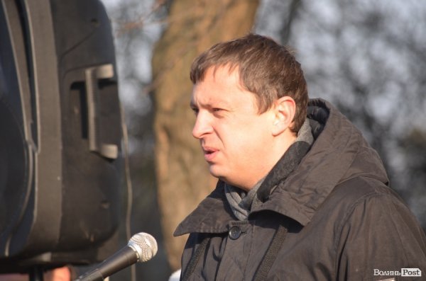 На будинку, в якому жив загиблий в АТО лучанин Віталій Махновець, відкрили пам’ятну дошку.ФОТО