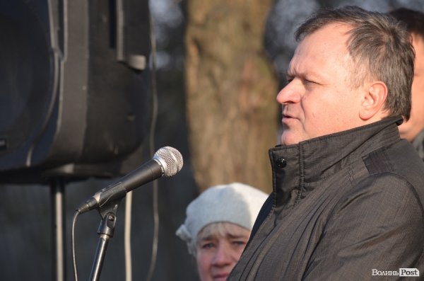 На будинку, в якому жив загиблий в АТО лучанин Віталій Махновець, відкрили пам’ятну дошку.ФОТО