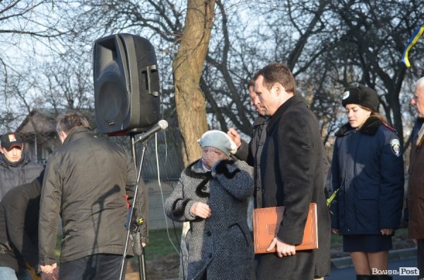 На будинку, в якому жив загиблий в АТО лучанин Віталій Махновець, відкрили пам’ятну дошку.ФОТО