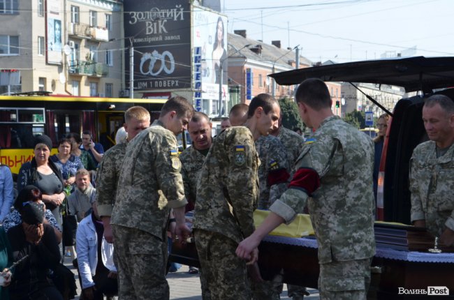 «Був сміливим, добрим і завжди допомагав»: у Луцьку попрощалися з Героєм Юрієм Лавренчуком. ФОТОРЕПОРТАЖ