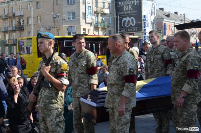 «Був сміливим, добрим і завжди допомагав»: у Луцьку попрощалися з Героєм Юрієм Лавренчуком. ФОТОРЕПОРТАЖ