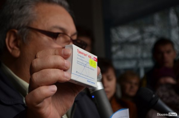 Вкадник демонструє вартість ліків, яких йому вистачає на кілька днів