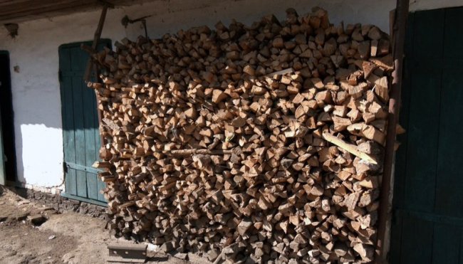 Лише дрова й торфобрикет: як негазифікована громада на Волині готується до опалювального сезону