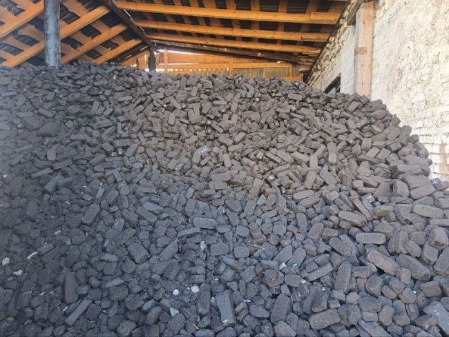 Лише дрова й торфобрикет: як негазифікована громада на Волині готується до опалювального сезону