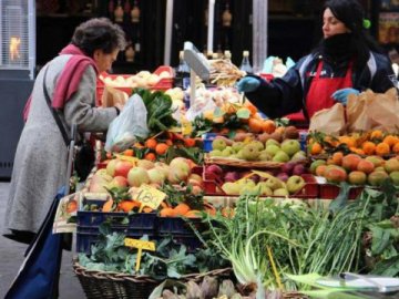 Недотримання дистанції та без захисних масок: у Луцьку найбільше порушень фіксують на ринках