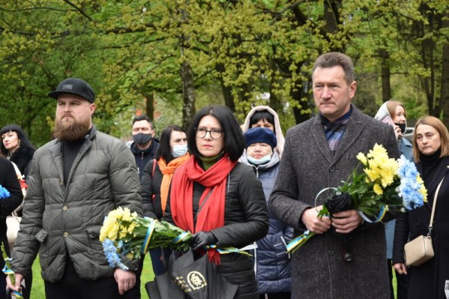 Панахида за загиблими і покладання квітів: як у Луцьку відзначили День пам'яті та примирення. ФОТО