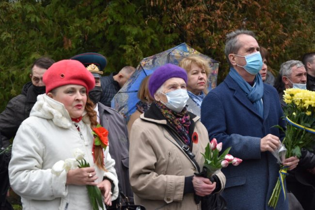 Панахида за загиблими і покладання квітів: як у Луцьку відзначили День пам'яті та примирення. ФОТО