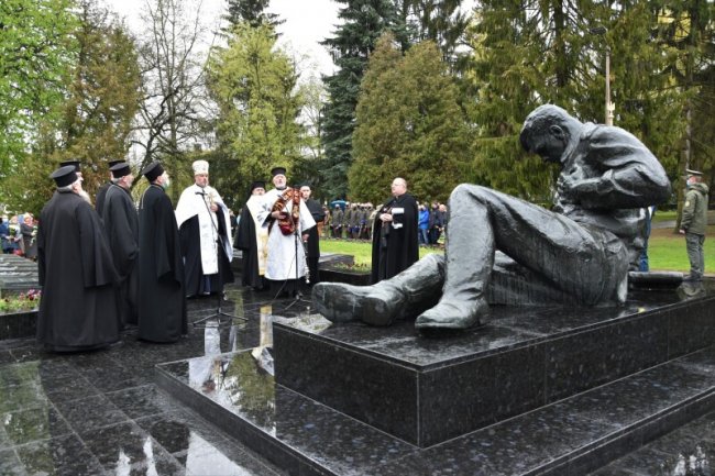 Панахида за загиблими і покладання квітів: як у Луцьку відзначили День пам'яті та примирення. ФОТО