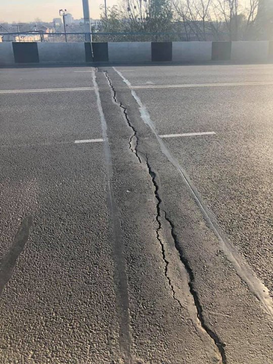 У Луцьку посеред мосту з'явилась небезпечна тріщина. ФОТО