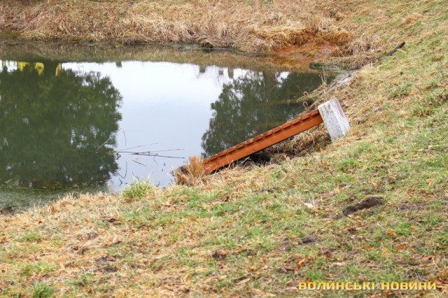 Вандали перевертали лавки у центральному парку Луцька