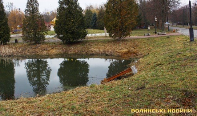 Вандали перевертали лавки у центральному парку Луцька