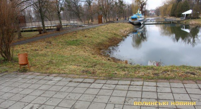 Вандали перевертали лавки у центральному парку Луцька