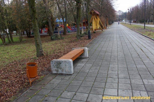 Вандали перевертали лавки у центральному парку Луцька