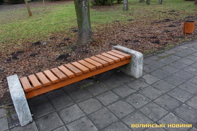 Вандали перевертали лавки у центральному парку Луцька