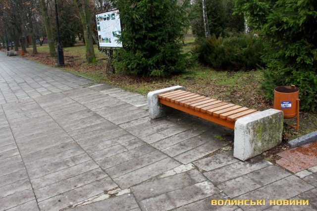 Вандали перевертали лавки у центральному парку Луцька