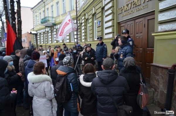 У Луцьку під прокуратуру принесли лампадки, серп і молот. ФОТО