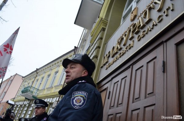 У Луцьку під прокуратуру принесли лампадки, серп і молот. ФОТО