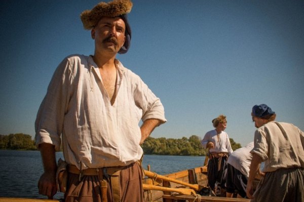 Лучанин з друзями змайстрував козацький човен і прокатався ним по Дніпрі. ФОТО