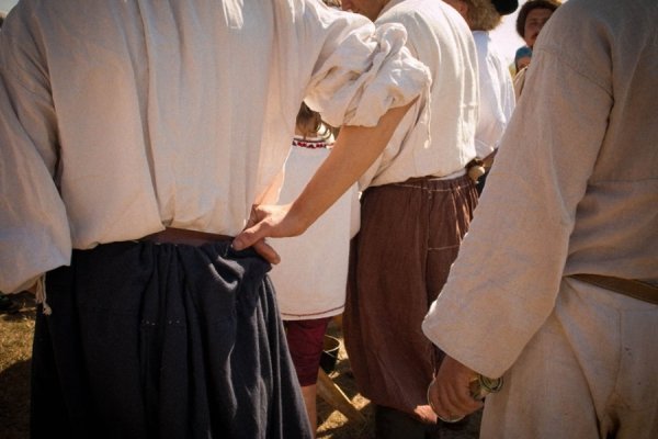 Лучанин з друзями змайстрував козацький човен і прокатався ним по Дніпрі. ФОТО