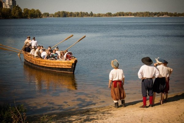 Лучанин з друзями змайстрував козацький човен і прокатався ним по Дніпрі. ФОТО