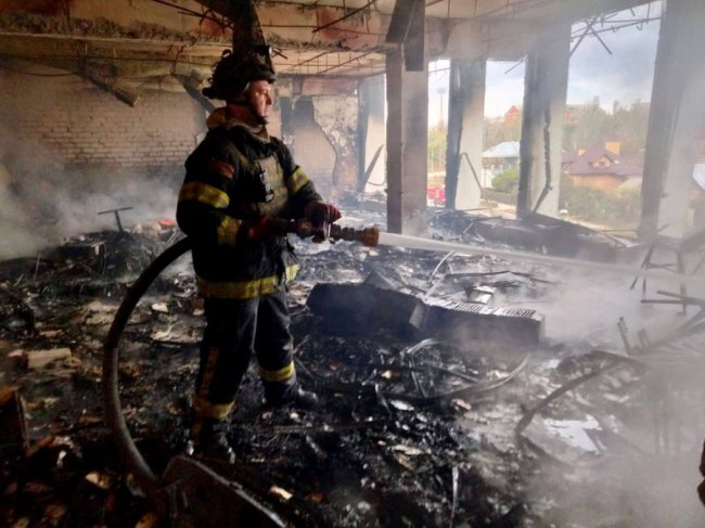 Росіяни повторно обстріляли Херсон, коли рятувальники гасили пожежу у бібліотеці. ФОТО