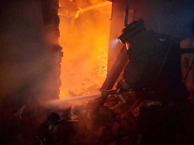 Росіяни повторно обстріляли Херсон, коли рятувальники гасили пожежу у бібліотеці. ФОТО