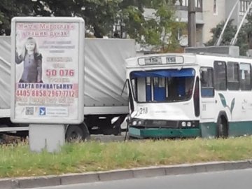 ДТП у Луцьку: тролейбус не розминувся з вантажівкою