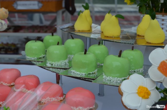 Від мініатюрних тістечок до величезних гойдалок: у центрі Луцька – свято професійної освіти. ФОТО