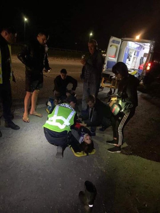 Олену без свідомості забрали у реанімацію (фото Андрія Завадського) 